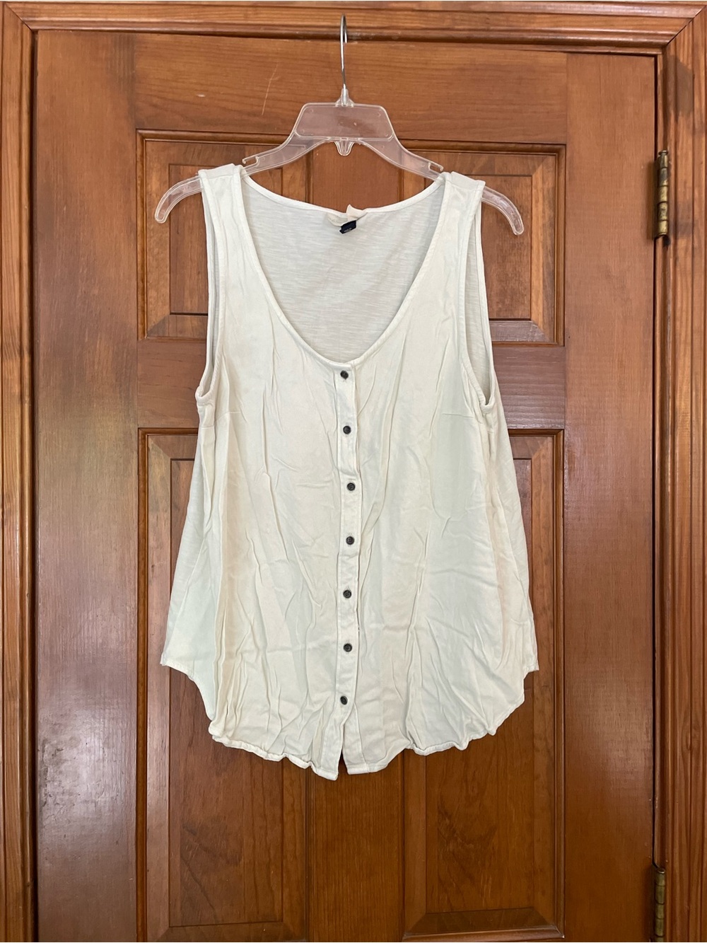 Universal Thread Women’s Cream Button-Front Scoop Tank Rounded Hem, Size Large